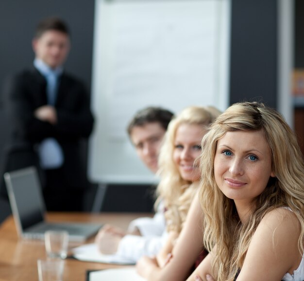 Lavoro di squadra di affari con l&#39;uomo che dà presentazione