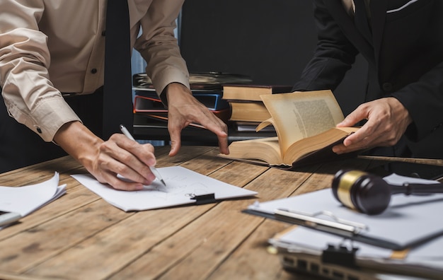 Lavoro di squadra di business lawyer meeting che si occupa della legislazione legale