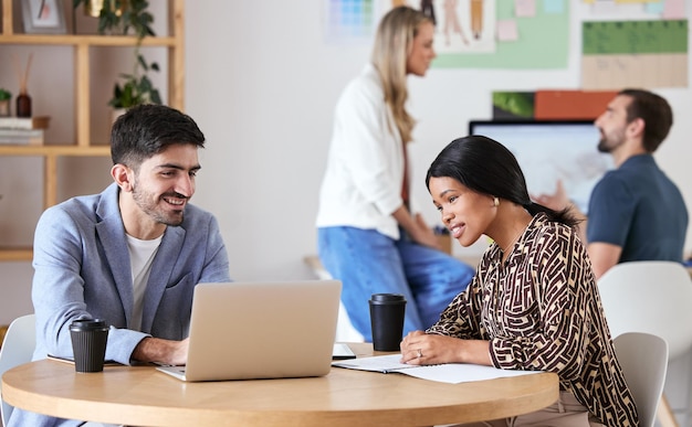 Lavoro di squadra di collaborazione e riunione strategica per colleghi di lavoro seduti a una scrivania e che lavorano insieme Collaboratori felici che scrivono insieme una proposta di crescita o un piano di marketing sul posto di lavoro