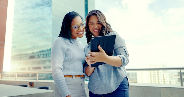 Lavoro di squadra di partnership su tablet e persone felici sul balcone rivedono l'esperienza del cliente sui social network o l'e-commerce aziendale Monitoraggio dei dati del marchio che parlano e lavoro di squadra delle donne sul feedback del sondaggio online