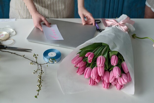 Lavoro di squadra Due giovani bellissimi fioristi creano un bouquet