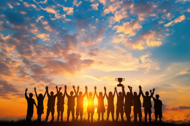 Lavoro di squadra e successo Tenere il trofeo al tramonto