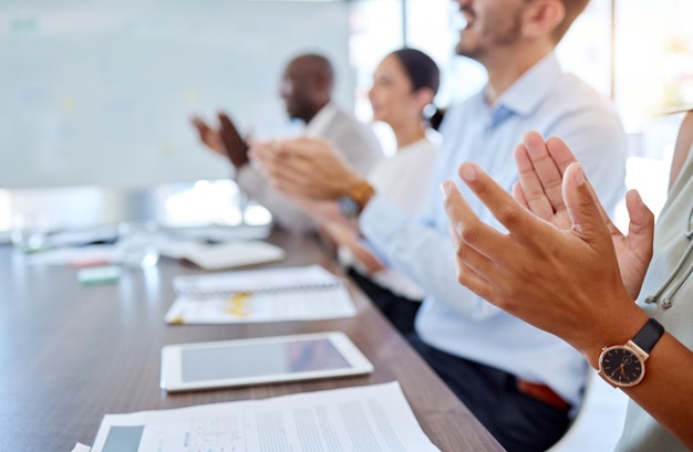 Lavoro di squadra formazione mani e squadra di applausi nella presentazione incontro di lavoro o workshop in ufficio Diversità motivazione dei dipendenti o successo delle persone per l'innovazione o obiettivo o obiettivo aziendale con la carta