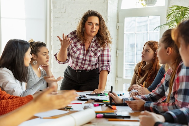 Lavoro di squadra. Giovani che discutono sui diritti delle donne e sull'uguaglianza in ufficio. Donne d'affari o impiegati caucasici si incontrano per problemi sul posto di lavoro, pressioni maschili e molestie.