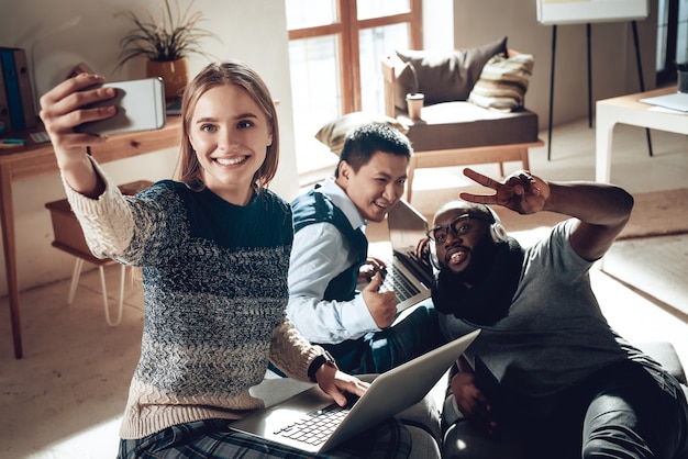 Lavoro di squadra in ufficio moderno Successo dei giovani.