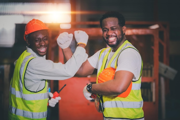 Lavoro di squadra Lavoratore afroamericano in fabbrica L'uomo nero lavora afro nell'industria pesante