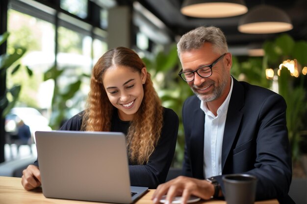 Lavoro di squadra portatile insieme riunione senza fili professionale sorridente tavolo affari tecnologia lavoro ufficio computer femminile