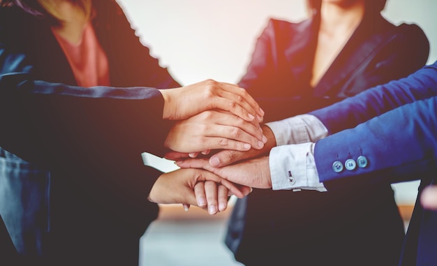 Lavoro di squadra Primo piano di giovani uomini d'affari che stringono la mano Dimostra un eccellente lavoro che pone le mani