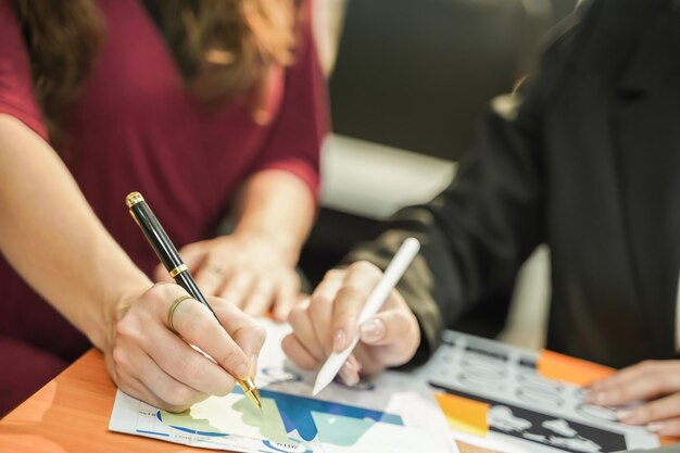 Lavoro di squadra riunione professionale imprenditrice parlando felice discutere con il nuovo progetto di avvio Idea