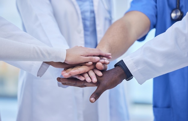 Lavoro di squadra sanitario e mani unite in gruppo per la collaborazione e la motivazione del team building in ospedale Diversità dei medici e personale medico in solidarietà per aiuto e supporto in medicina