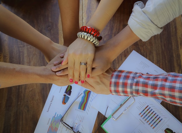 Lavoro di squadra, squadra collega le mani concetto di solidarietà