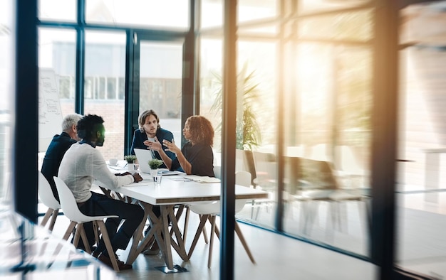 Lavoro di squadra strategico e incontro con uomini d'affari nella sala del consiglio per pianificare il brainstorming e la soluzione Collaborazione aziendale e conferenza con i dipendenti in ufficio per lo sviluppo della negoziazione