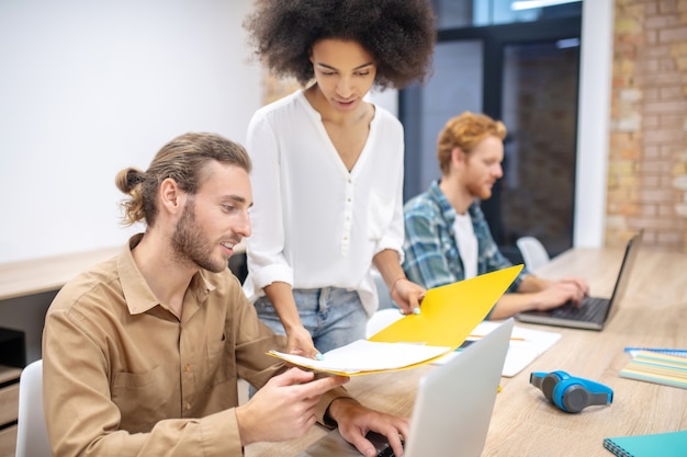 Lavoro di squadra. Un team di giovani professionisti che lavorano insieme in ufficio