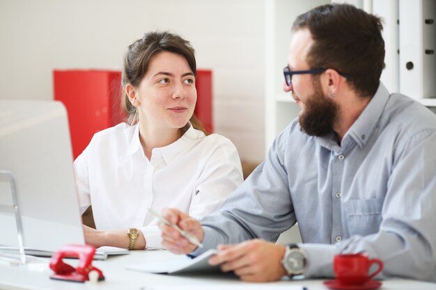 Lavoro di squadra uomo e donna in ufficio.