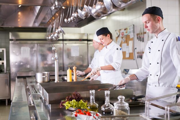 Lavoro di un gruppo di chef in un ristorante di lusso.