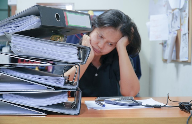 Lavoro duro. Donna infelice stanca dell'impiegato di concetto.