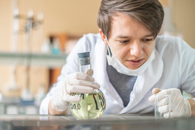 Lavoro felice dello studente nel laboratorio scolastico b