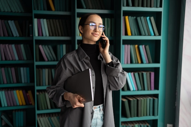 Lavoro in ufficio chiamare un collega al telefono una donna d'affari con gli occhiali abiti formali