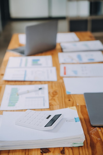 Lavoro in ufficio con laptop e smartphone su un tavolo di legno