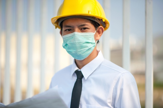 Lavoro medico della maschera di protezione di usura del modello della tenuta dell'ingegnere al cantiere