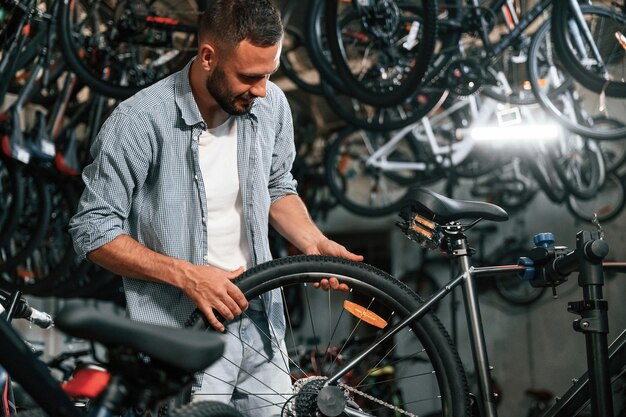 Lavoro nel negozio Riparatore nel negozio di biciclette