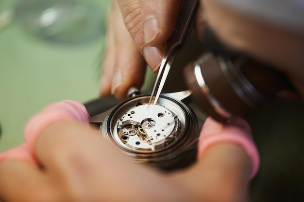 Lavoro noioso con gli ingranaggi dell'orologio