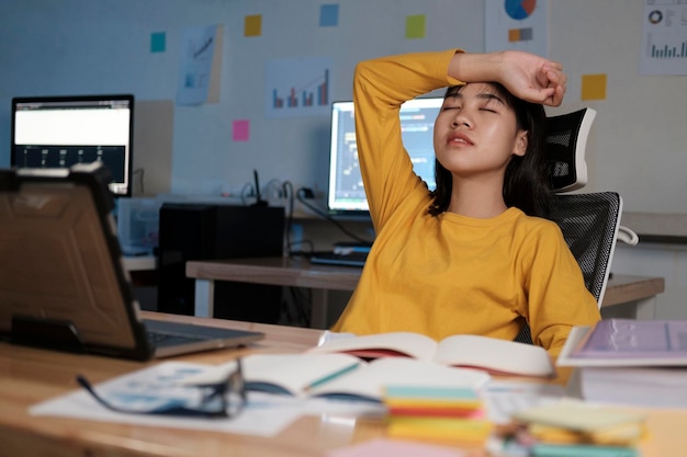 Lavoro notturno in ufficio a casa. Donna provante che lavora nel tempo.