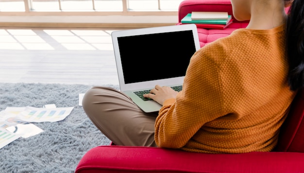 Lavoro ragazza con computer portatile