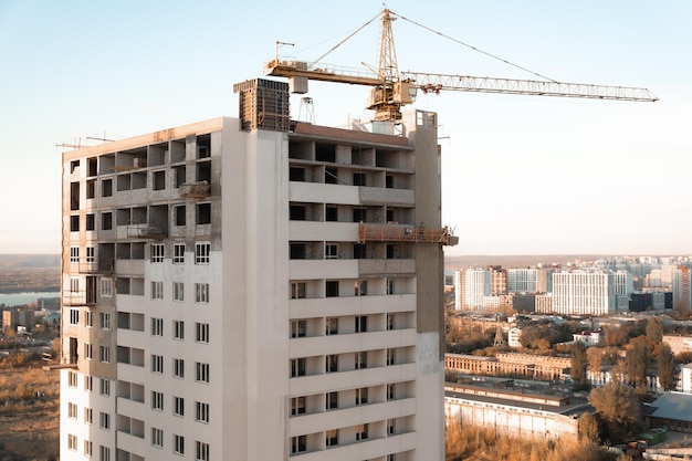 Lavoro scalatore industriale costruzione facciata costruzione pittura parte esterna facciata edificio residenziale attraverso la culla ufficio grattacielo edificio a più piani vista panoramica cantiere russia samar