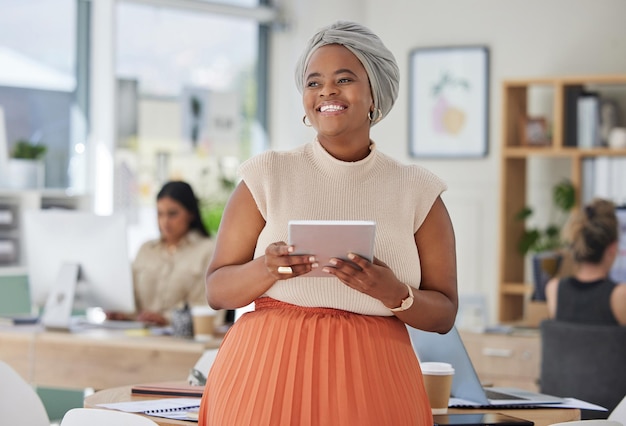 Lavoro su tablet e sorriso felice di una donna di colore musulmana in un ufficio di marketing digitale Globale internazionale e diversità dell'azienda con un operatore tecnologico del mercato web dal Senegal con fascia per capelli islamica