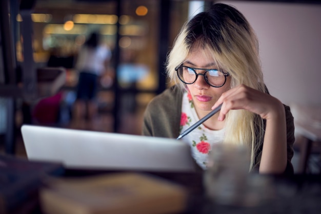 lavoro sul posto di lavoro area di lavoro uomini d&#39;affari occupato