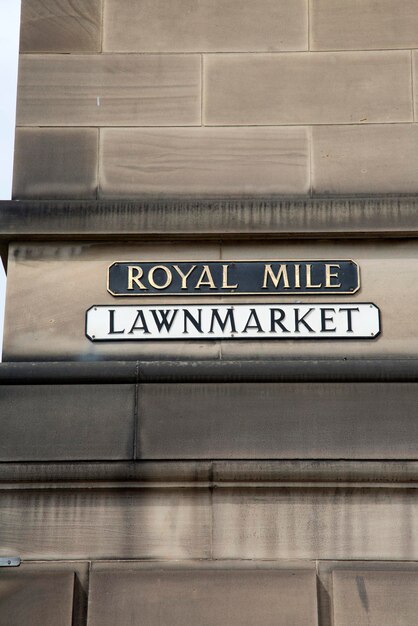 Lawnmarket e Royal Mile Street segni Edimburgo in Scozia