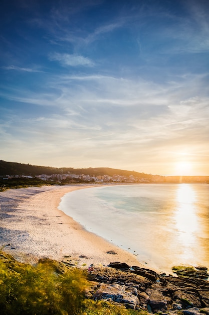 Laxe Beach estate sfondo con copia spazio del paesaggio galiziano tramonto sulla costa Oceano Atlantico alba nella natura della costa della morte di Coruña
