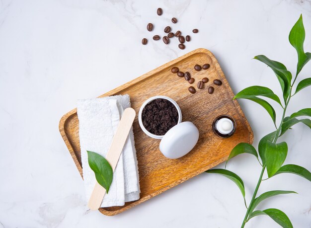 Lay piatto con ingredienti naturali per scrub al caffè per il corpo domestico con chicchi di caffè