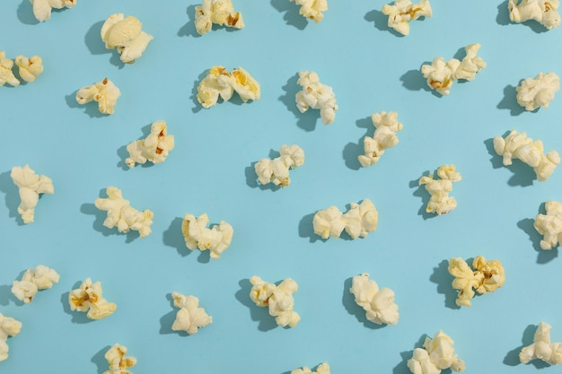 Lay piatto con popcorn sul blu. Cibo per il cinema