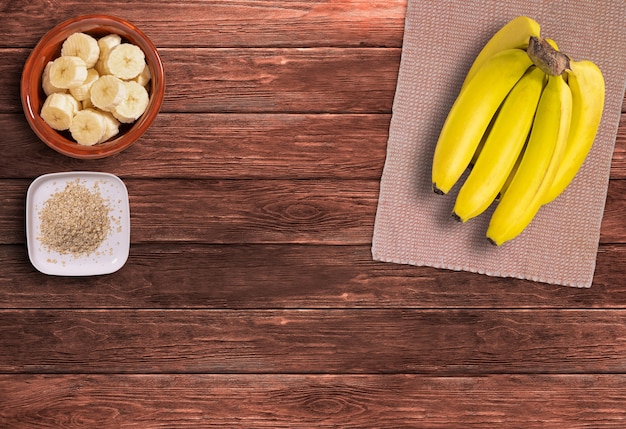 Lay piatto con un mazzo di banane e fette di banana con lo zucchero