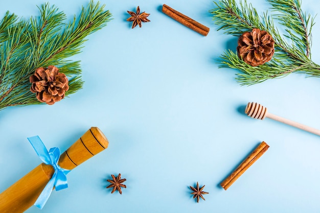 Lay piatto di cottura natalizia. Utensili da cucina per cucinare in casa e ramo di un albero di Natale con coni