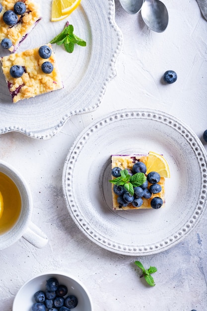 Lay piatto di torta con mirtilli e ricotta