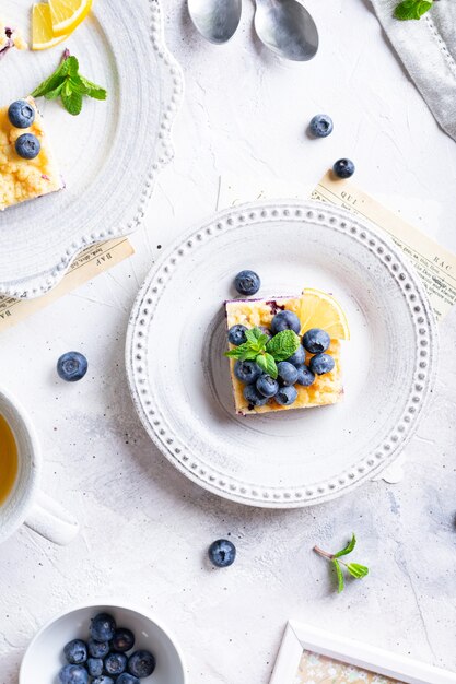 Lay piatto di torta con mirtilli e ricotta