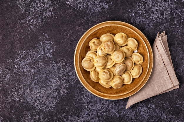 Lay piatto su gnocchi fatti in casa nella ciotola