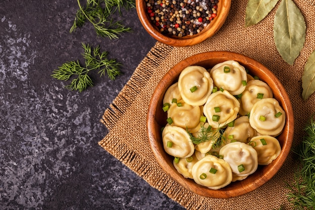 Lay piatto su gnocchi fatti in casa nella ciotola