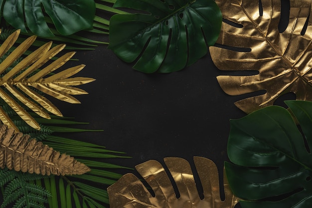 Layout creativo con foglie di palma tropicale