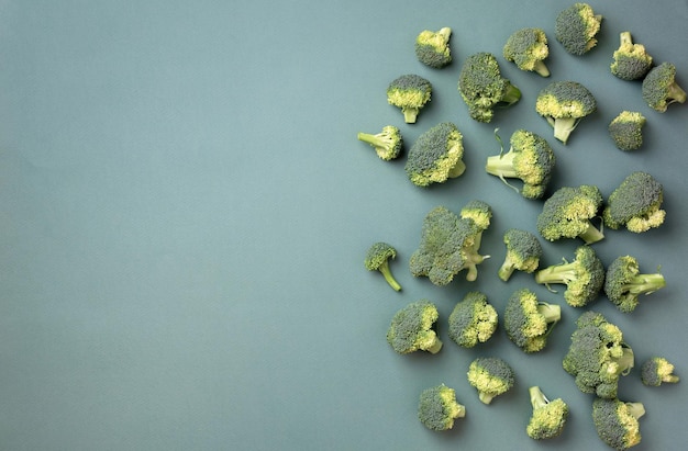 Layout creativo di broccoli freschi su sfondo di carta verde Vista dall'alto Schema alimentare in stile minimo Banner piatto