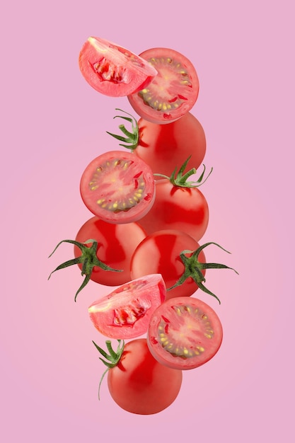 Layout creativo realizzato a forma di pomodoro su uno sfondo rosa pastello