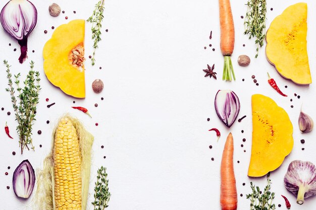 Layout creativo realizzato con verdure di stagione autunnali erbe e spezie Cornice per alimenti vegetali sani
