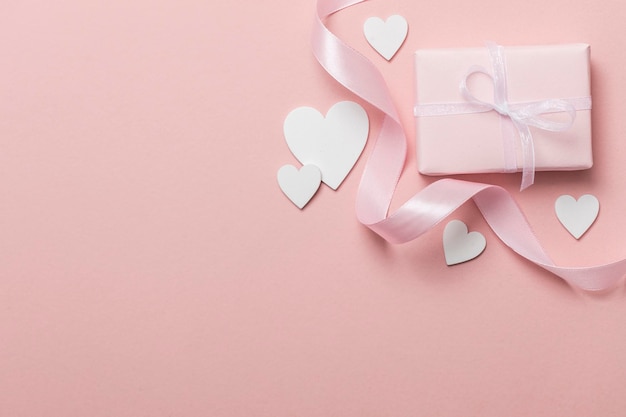 Layout di cornice regalo di San Valentino rosa con cuori bianchi su sfondo rosa pastello