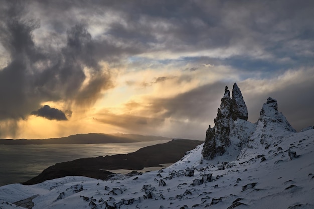 Ld Man Storr, Isola Skye, Scozia. Inverno, montagna molto nevosa in un'alba molto potente con alcuni