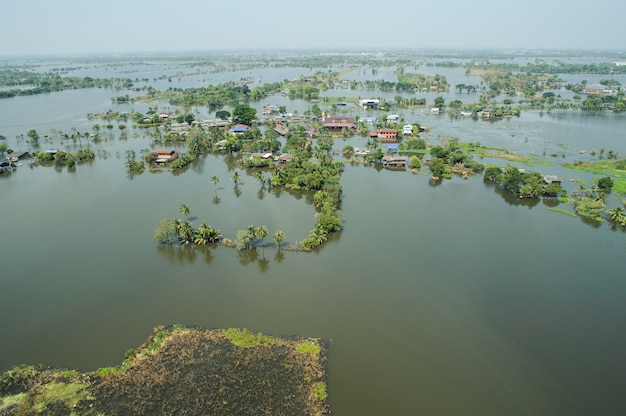 Le acque di inondazione sorpassano una città in Thailandia sopra la vista