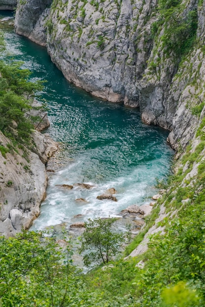 Le acque più pure del colore turchese del fiume Moraca che scorre tra i canyon del Montenegro