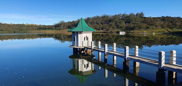 Le acque tranquille del lago Anicut Serenity abbracciate da Natures Engineering